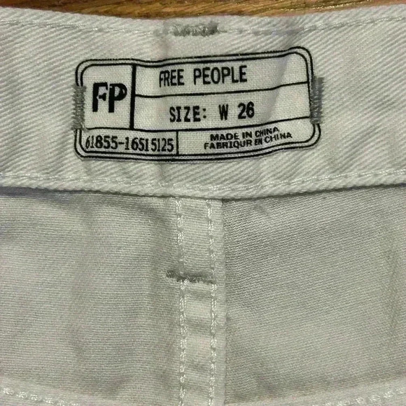 Free People White‎ Frayed Denim Shorts, Size 26 - Picture 3 of 8